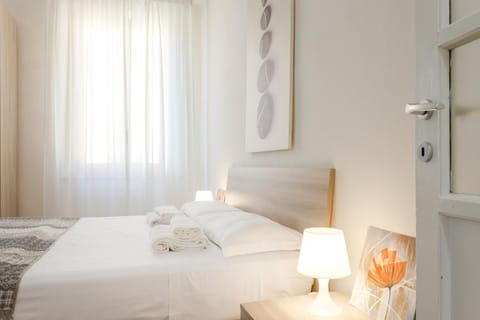 Photo of the whole room, Bedroom, towels