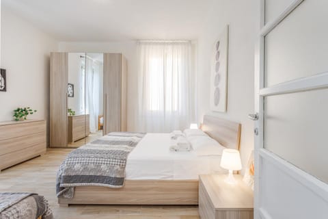 Photo of the whole room, Bedroom, towels, wardrobe