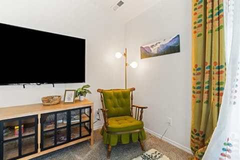 Caldwell Ruby Tuesday! 60's Inspired comfort 3B2B House in Caldwell