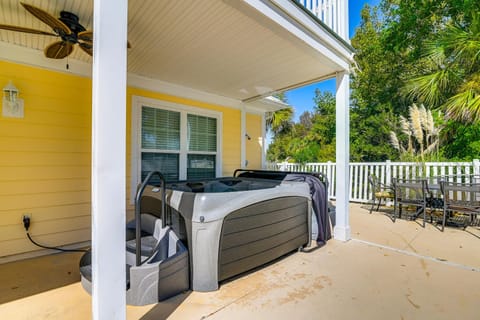 1 Mi to Beach and Hot Tub Murrells Inlet Retreat! House in Surfside Beach