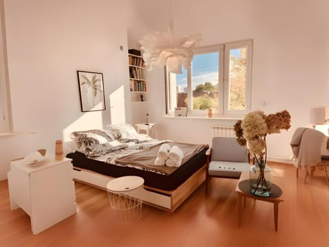 Bed, View (from property/room), View (from property/room), Bedroom, City view, City view, Garden view, Garden view