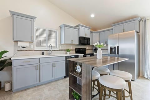 Modern Comfort Caldwell 3b2b Home Sleeps 8! House in Caldwell