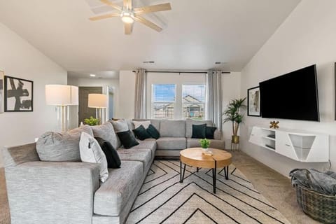 Modern Comfort Caldwell 3b2b Home Sleeps 8! House in Caldwell