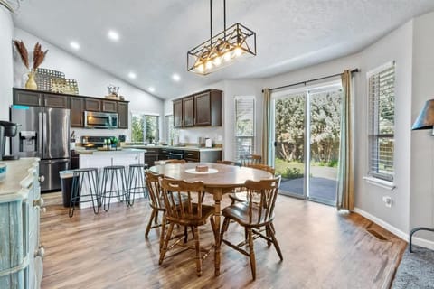 Southwestern Style 4 Bedroom Nampa Home Sleeps 16! House in Nampa