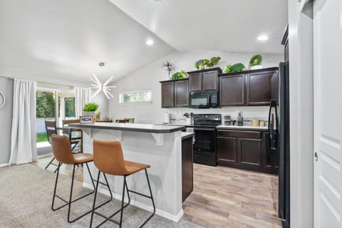 Seating area, Dining area, kitchen