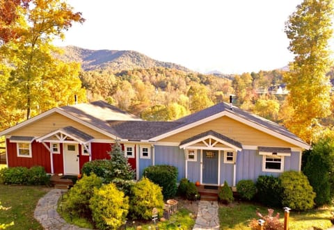 Pleasant Grove Cottages - Misty Mtn (#113) / Lazy Bear (#115) Villa in Weaverville