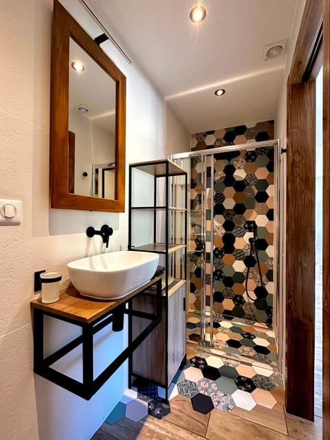 Shower, Bathroom, towels