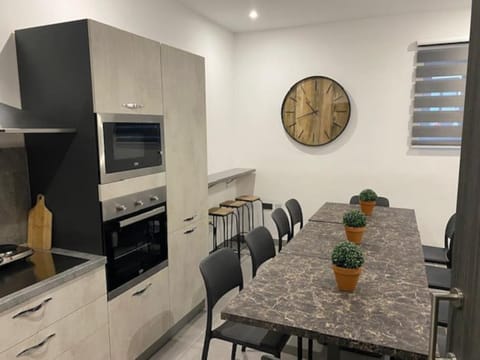 Lovely Modern Large Spacious Home with 7BR & WIFI by 360 Estates Apartment in Malta