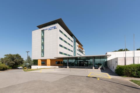 Property building, Facade/entrance, Day