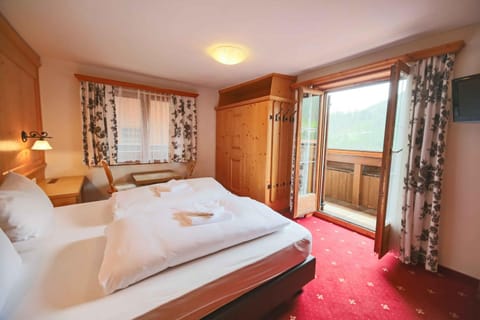 Bed, TV and multimedia, Photo of the whole room, Bedroom, wardrobe