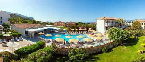Restaurant/places to eat, Garden, Lounge or bar, Swimming pool