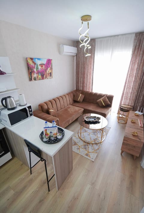 Coffee/tea facilities, Kitchen or kitchenette, Living room, Seating area, Dining area