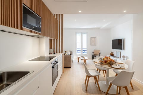 TV and multimedia, Kitchen or kitchenette, Living room, Food and drinks, Seating area, Dining area, Evening entertainment, Food, dishwasher, stove, toaster