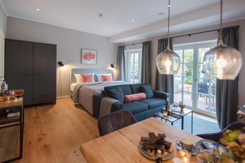Bed, Living room, Photo of the whole room, Seating area, Dining area, Bedroom