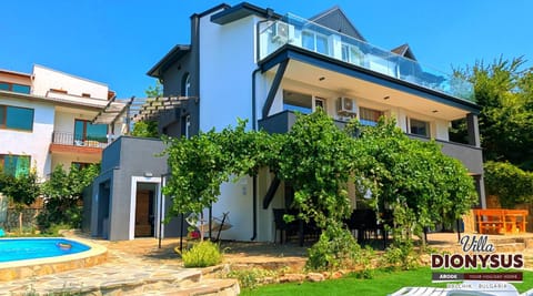 Property building, Day, Garden, Garden view, Pool view, Swimming pool, sunbed