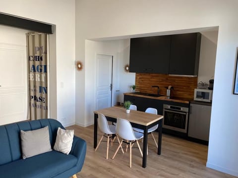 Kitchen or kitchenette, Living room, Seating area, Dining area, minibar, pet friendly