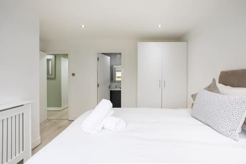 Fabulous Modern Luxury Apartment Sleeps 6- Parking Apartment in Belfast
