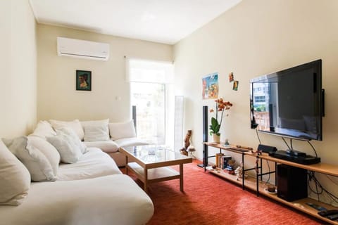 Communal lounge/ TV room, TV and multimedia, Living room, Seating area, Evening entertainment, air conditioner