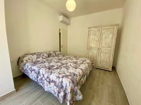 Bed, Photo of the whole room, Bedroom, air conditioner