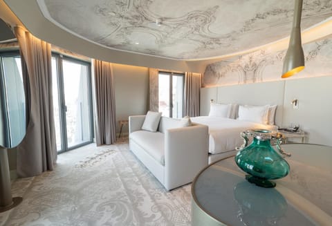 Bed, TV and multimedia, Photo of the whole room, Seating area, Bedroom