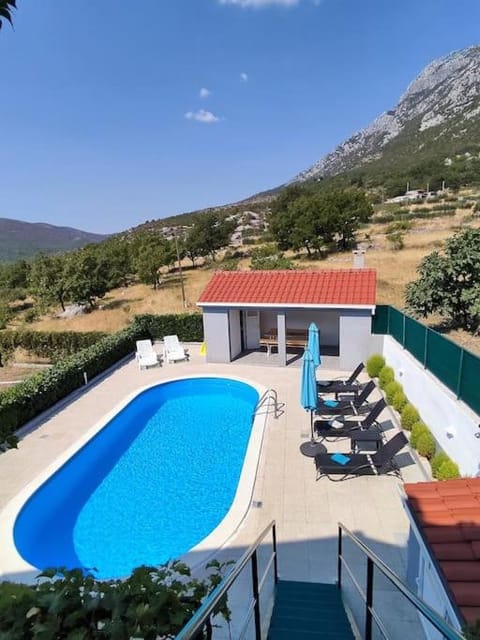 Mountain view, Pool view, Swimming pool, sunbed