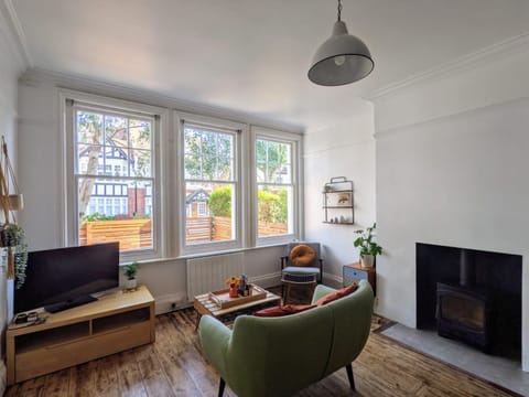 TV and multimedia, Living room, Seating area, flat iron