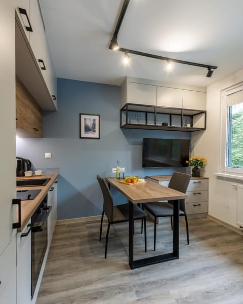 TV and multimedia, Kitchen or kitchenette, Dining area, stove