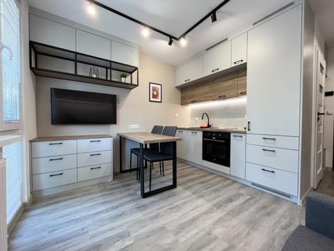 TV and multimedia, Kitchen or kitchenette, Dining area, stove