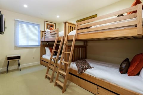 Little Nell Condominiums Unit 7, Sleek Downtown Condo with Private Deck, Designer Upgrades House in Aspen