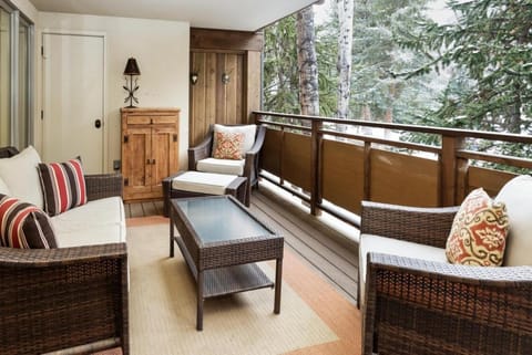 Little Nell Condominiums Unit 7, Sleek Downtown Condo with Private Deck, Designer Upgrades House in Aspen