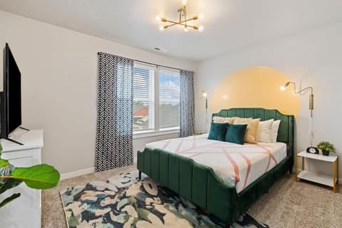 Deco Townhouse - 3 bedroom 2 story private home House in Caldwell