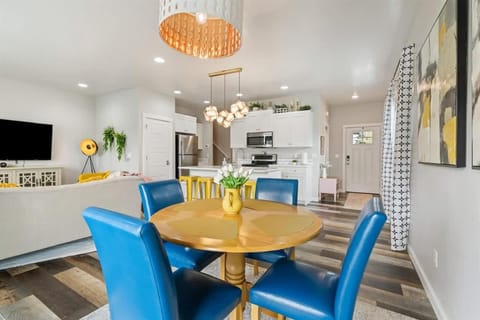 Deco Townhouse - 3 bedroom 2 story private home House in Caldwell