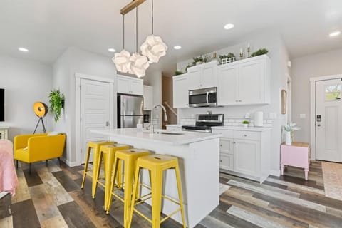 Deco Townhouse - 3 bedroom 2 story private home House in Caldwell