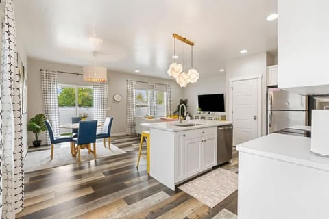 Deco Townhouse - 3 bedroom 2 story private home House in Caldwell