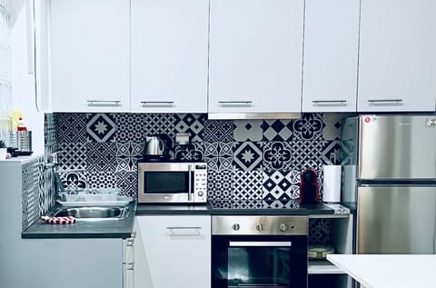 Coffee/tea facilities, microwave, oven, stove, kitchen