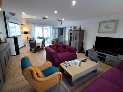 Communal lounge/ TV room, TV and multimedia, Kitchen or kitchenette, Living room