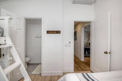 Walk to Beach, AC, Firepit, Grill House in Carlsbad