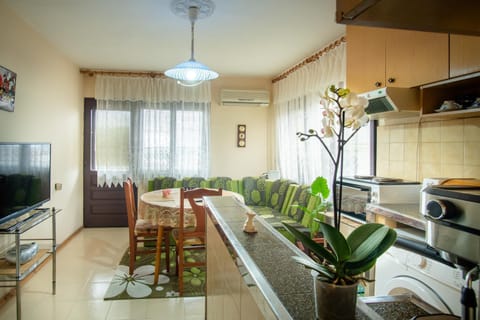 Communal lounge/ TV room, Living room, Seating area, Dining area, Evening entertainment, minibar, oven