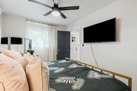 Bed, Photo of the whole room, Bedroom, fireplace