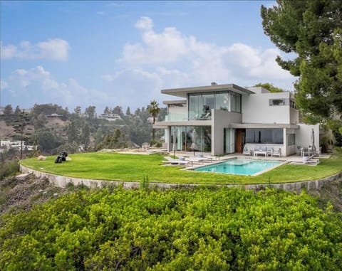 Vue Modern Villa in Beverly Hills