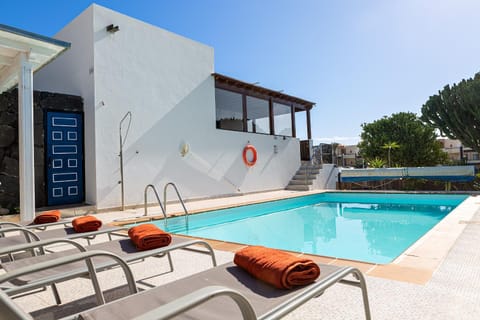 Swimming pool, sunbed