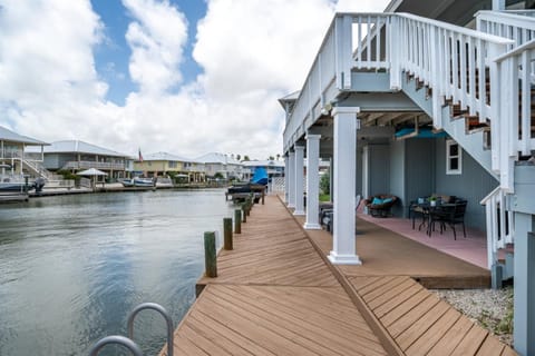 Property building, Patio, Balcony/Terrace, Seating area, Dining area, River view, Parking
