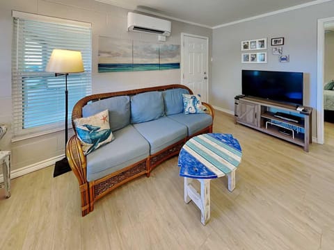 TV and multimedia, Living room, Seating area, furniture, air conditioner