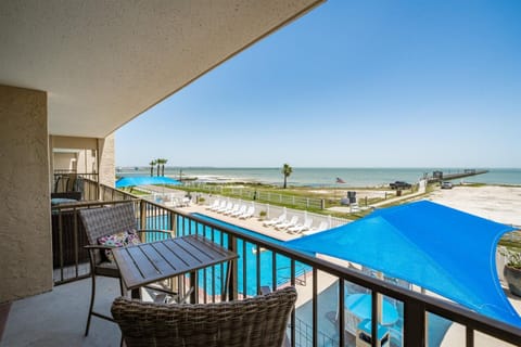 Balcony/Terrace, Beach, Pool view, Sea view, Swimming pool