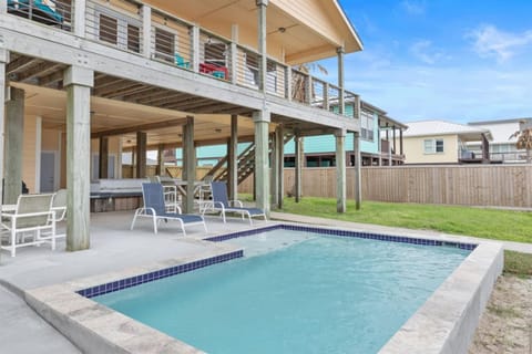 Property building, Patio, Balcony/Terrace, Swimming pool