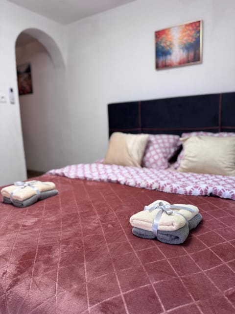 Bed, Photo of the whole room, Bedroom, towels