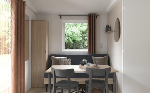 Hébergements camping "Les pieds dans l'eau" Campground/ 
RV Resort in Crozon