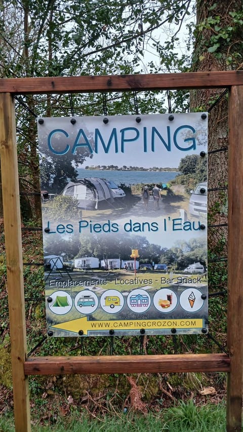 Hébergements camping "Les pieds dans l'eau" Campground/ 
RV Resort in Crozon