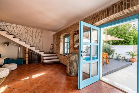 Facade/entrance, Living room, Seating area