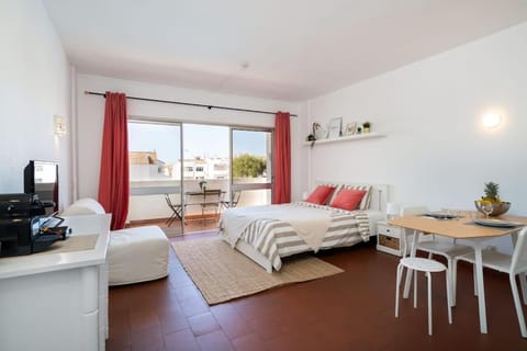 Bed, TV and multimedia, Kitchen or kitchenette, Living room, Photo of the whole room, Seating area, Dining area, Bedroom, hair dresser